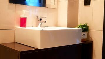 Combined shower/tub, hair dryer, towels