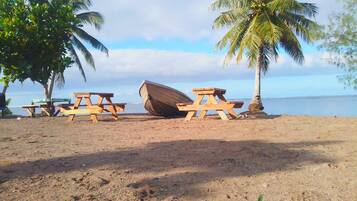 En privat strand, sort sand, snorkling, surfing/bodyboarding