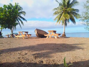 Private beach, black sand, snorkelling, surfing - Sina PJ Beach Fales and Surf (Tafitoala)