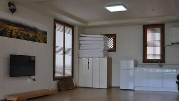 Room (1F) | Living area