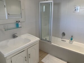 Chambre classique | Salle de bain | Séchoir à cheveux, serviettes fournies, savon, papier de toilette