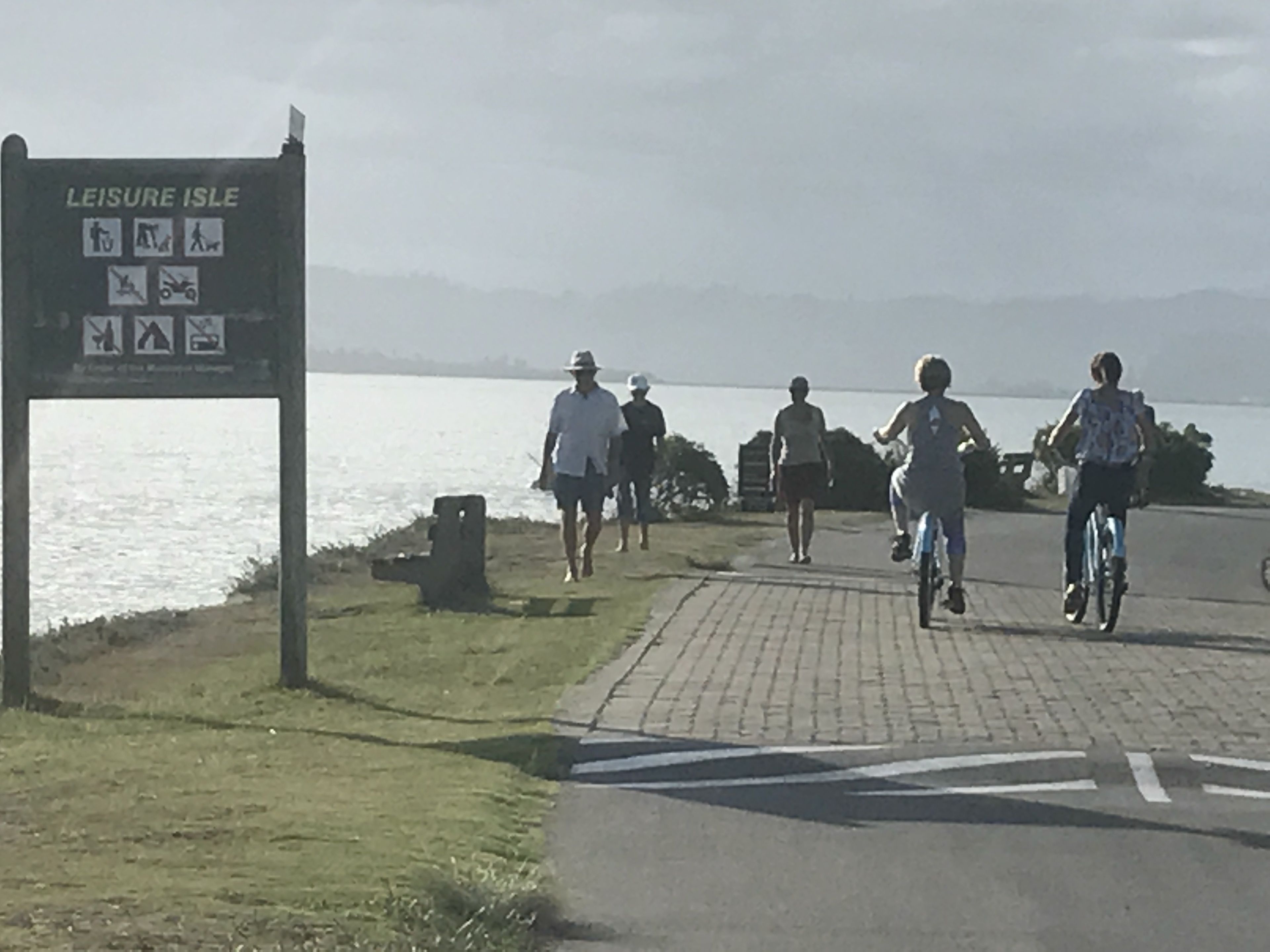 Un cartel para Leisure Isle con símbolos que indican senderismo, ciclismo y paseo con perros.