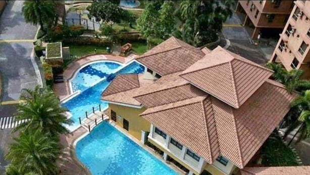 Un hôtel doté d’une piscine, de plusieurs balcons et d’un jardin tropical.