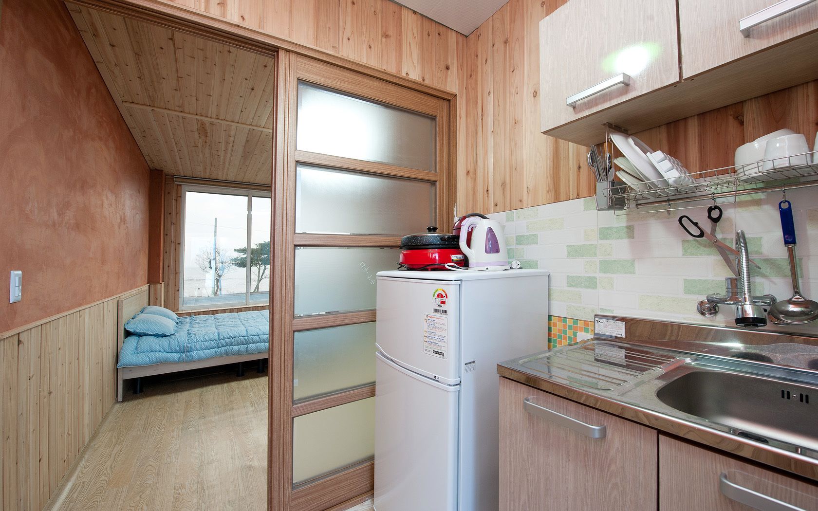 Room, 1 King Bed | Private kitchenette | Fridge, rice cooker, cookware/dishes/utensils