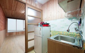 Phòng truyền thống (Ondol) | Bếp nhỏ riêng | Tủ lạnh, nồi cơm, dụng cụ nấu nướng/bát dĩa/dao nĩa