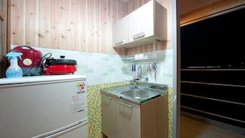 Habitación tradicional (Ondol) | Cocina básica privada | Frigorífico, arrocera y utensilios de cocina
