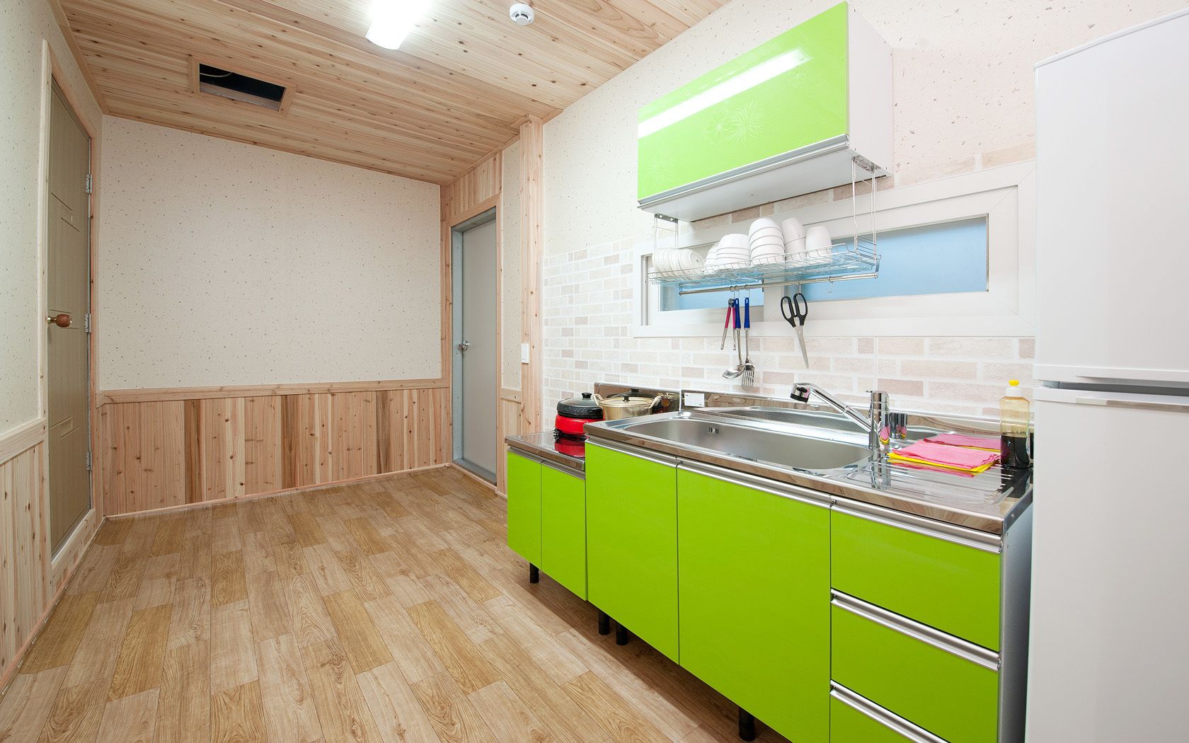 Family Room | Private kitchenette | Fridge, rice cooker, cookware/dishes/utensils