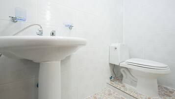 Chambre familiale | Salle de bain | Douche, articles de toilette (gratuits), séchoir à cheveux