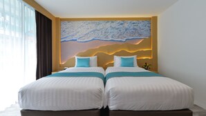 Habitación de hotel con una cama grande, cabecero con diseño iluminado y vista al océano por la ventana.