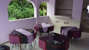 Melayani sarapan, makan siang, makan malam; sajian masakan lokal