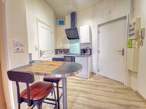 Kühlschrank, Wasserkocher mit Kaffee-/Teezubehör