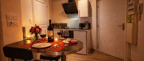 Réfrigérateur, cafetiÚre-théiÚre, vaisselle et ustensiles