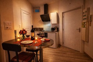 Kühlschrank, Wasserkocher mit Kaffee-/Teezubehör