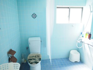 아파트 | 욕실 | 샤워 시설, 무료 세면용품, 헤어드라이어, 슬리퍼