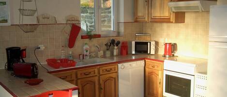 Frigorífico, microondas, horno y lavavajillas