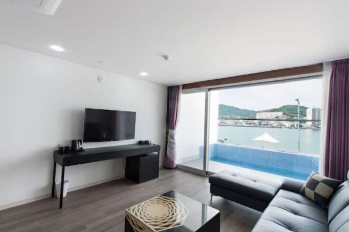 Living area | Flat-screen TV