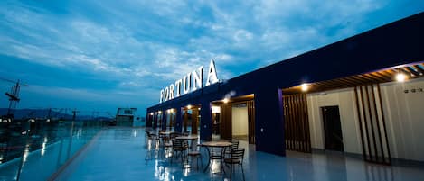 住宿正面 - 傍晚/夜晚