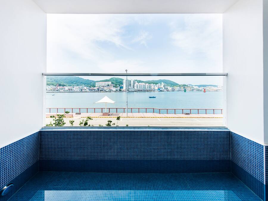 Family Suite (30,000 KRW on-site fee for mini pool use, unavailable during winter) | Privézwembad