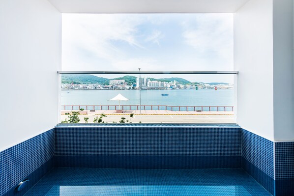 Family Suite (30,000 KRW on-site fee for mini pool use, unavailable during winter) | Piscine privée