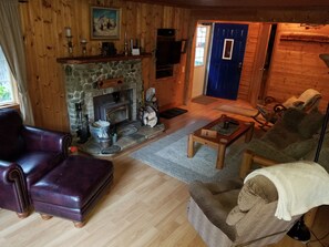 Smart-TV, Kamin, DVD-Player, Bücher