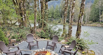 Chalet confortable sur la riviÚre prÚs de Stevens Pass. Animaux acceptés avec beaucoup de commodités