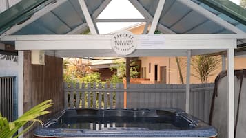 Bain à remous extérieur