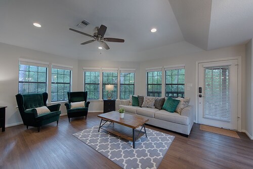 Tranquil Retreat: Private Apt in Heart of Woodlands - 4 Min to Top Attractions!