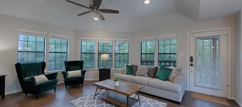 Tranquil Retreat: Private Apt in Heart of Woodlands - 4 Min to Top Attractions!