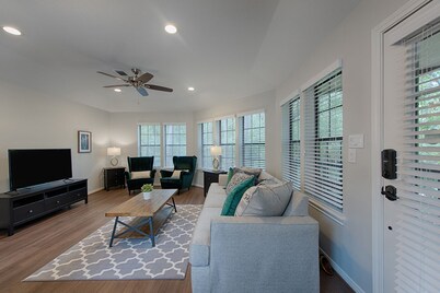 Tranquil Retreat: Private Apt in Heart of Woodlands - 4 Min to Top Attractions!