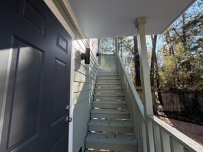 Property grounds - Tranquil Retreat: Private Apt in Heart of Woodlands - 4 Min to Top Attractions! (Spring)