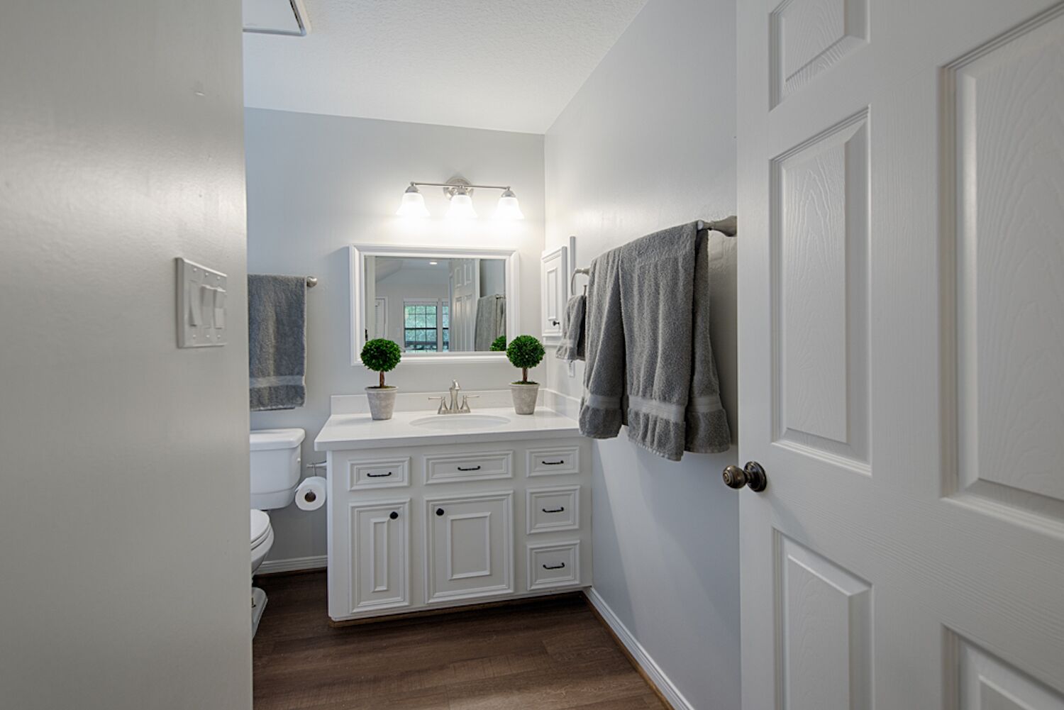 Combined shower/bathtub, jetted bath, hair dryer, towels