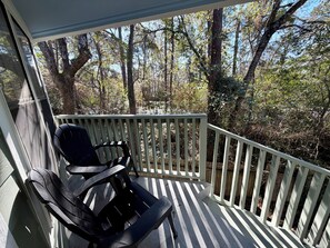 Property grounds - Tranquil Retreat: Private Apt in Heart of Woodlands - 4 Min to Top Attractions! (Spring)