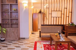Una sala de estar acogedora con un sofá, una mesa de centro de madera y una estantería.