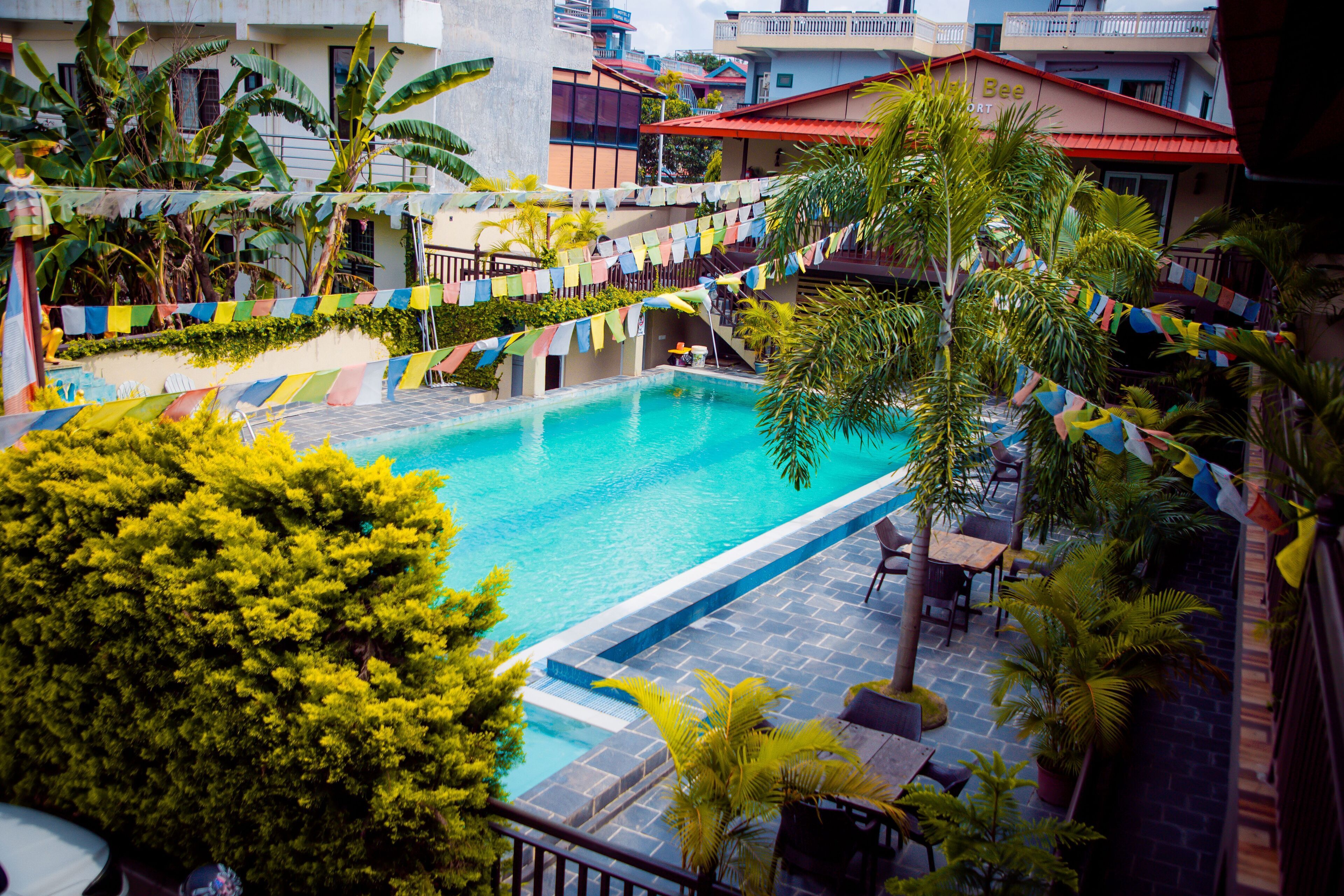 Una piscina al aire libre