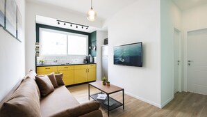 Apartamento standard, vista para a cidade | Área de estar | Smart TV 42 polegadas com canais digitais, TV