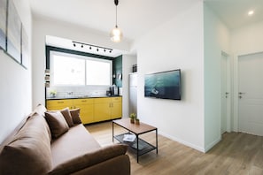 Apartamento standard, vista para a cidade | Área de estar | Smart TV 42 polegadas com canais digitais, TV