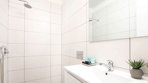 Standaard appartement, uitzicht op de stad | Badkamer | Een douche, designer toiletartikelen, een haardroger, handdoeken
