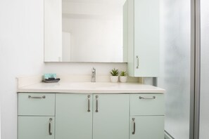 Traditional-Apartment | Badezimmer | Duschwanne, Komfortbadewanne, Designer-Toilettenartikel, Haartrockner