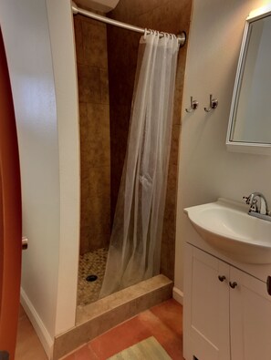 تجهيزات دش، مجففات شعر، مناشف، صابون