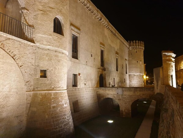 A historic stone building with arched doorways and a balcony. - B&B L'Abbazia (Torremaggiore)