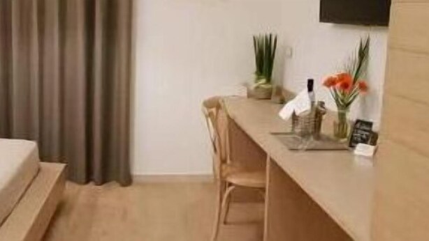A modern bedroom with a bed, a desk, and a chair. - B&B L'Abbazia (Torremaggiore)