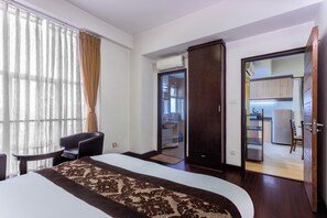 Ropa de cama de alta calidad y caja de seguridad en la habitación 