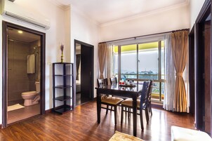 2BHK Apartment with Bathtub | Zona de estar | Televisión LED de 32 pulgadas con canales por satélite, una televisión