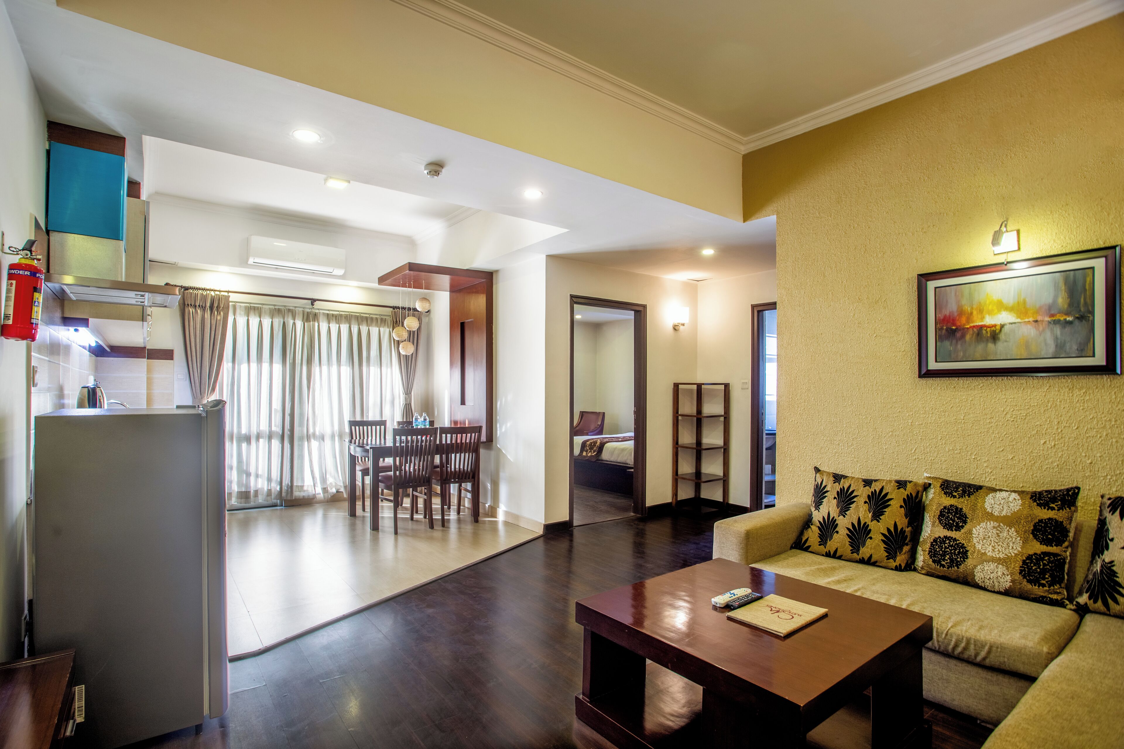 1BHK Premium Apartment without Bathtub | Zona de estar | Televisión LED de 32 pulgadas con canales por satélite, una televisión