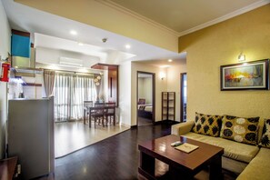 Premium appartement | Woonruimte | Een 32-inch ledtelevisie met satellietzenders en televisie