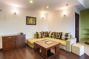 1BHK Premium Apartment with Bathtub | Aire de séjour | Téléviseur à DEL de 32 po avec télévision par satellite, téléviseur