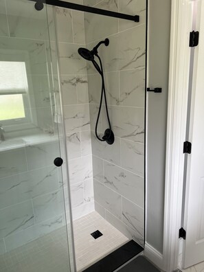Duschwanne, Haartrockner, Handtücher, Toilettenpapier