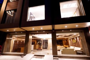 Fassade der Unterkunft – Abend/Nacht