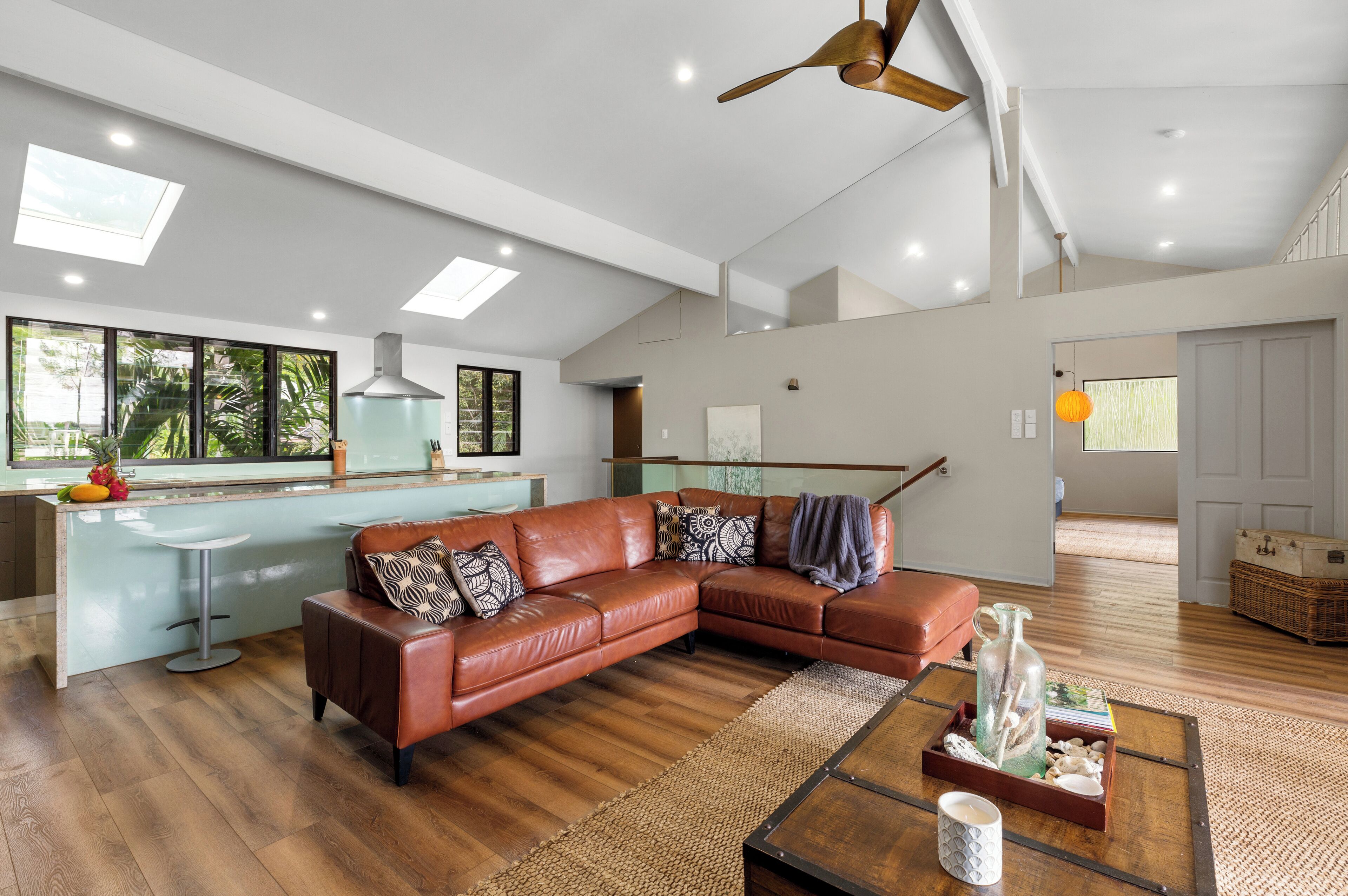 하우스 | 거실 공간 | TV, iPod 도킹 스테이션, 탁구