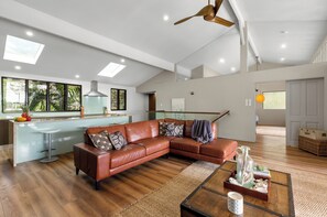 บ้านพัก | บริเวณนั่งเล่น | ทีวี, แท่นต่อ iPod, โต๊ะปิงปอง